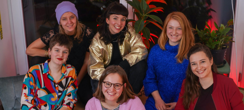Die sechs Mitglieder des Kerns des feministischen Sexshopkollektivs München: Sandra, Sarah, Lisa, Jojo, Miriam und Daniela