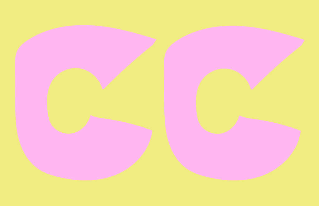 Zwei rosa Cs auf gelbem Hintergrund
