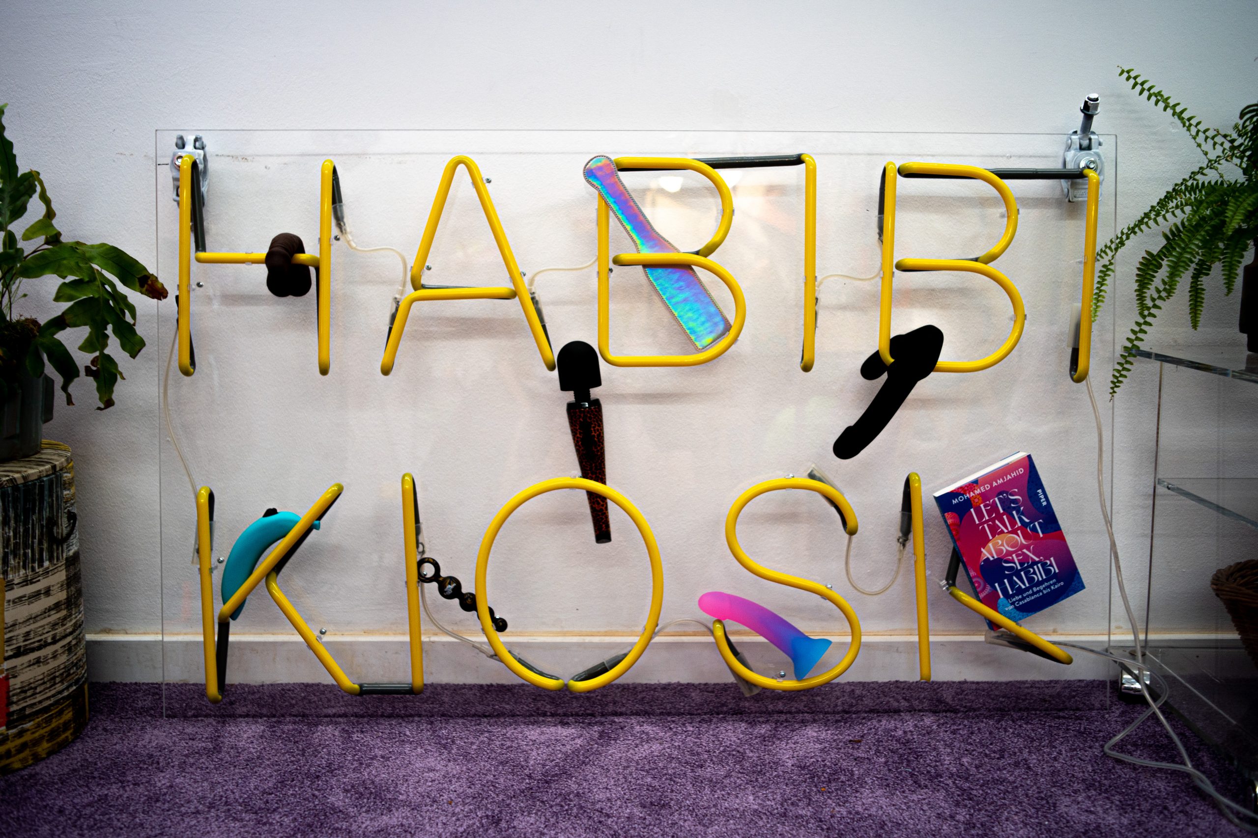 Schriftzug "Habibi Kiosk" mit Toys