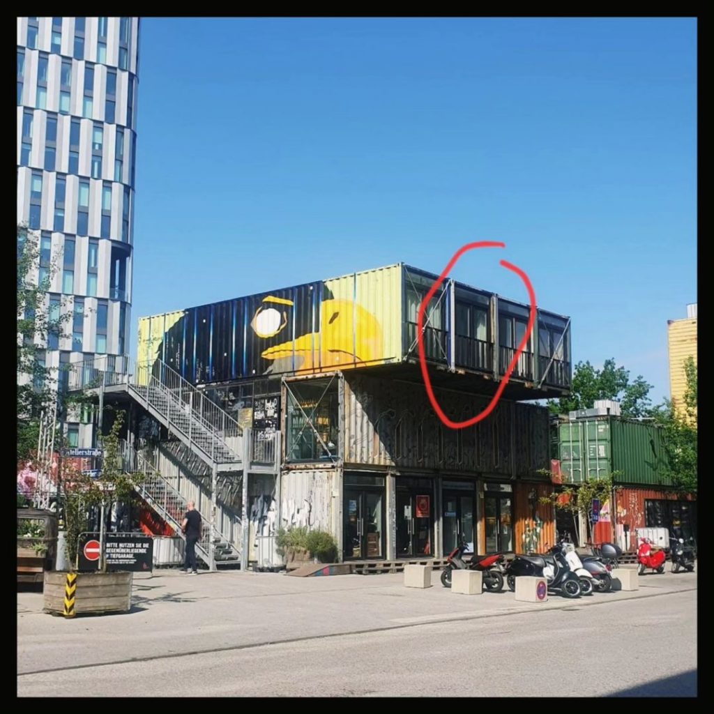 Übersicht über die Vorderseite Container mit einem roten Kreis als Markierung für den Consent Caling Container im zweiten Stock in der Mitte.